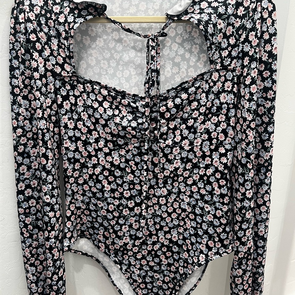SHEIN Floral Hollow Out Lantern Sleeve Bodysuit - Picture 5 of 5